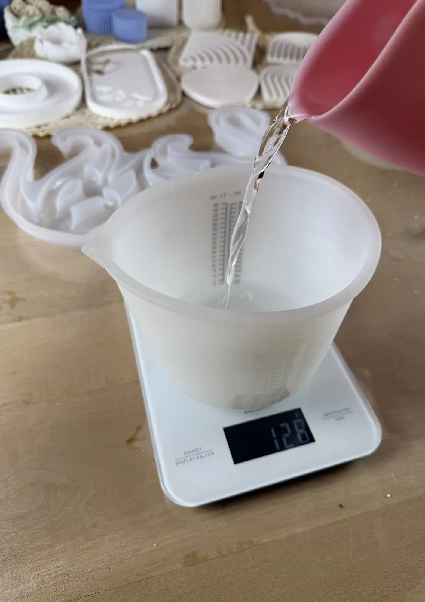 Gießpulver anrühren – 3 Teile Pulver mit 1 Teil Wasser auf Küchenwaage abwiegen.