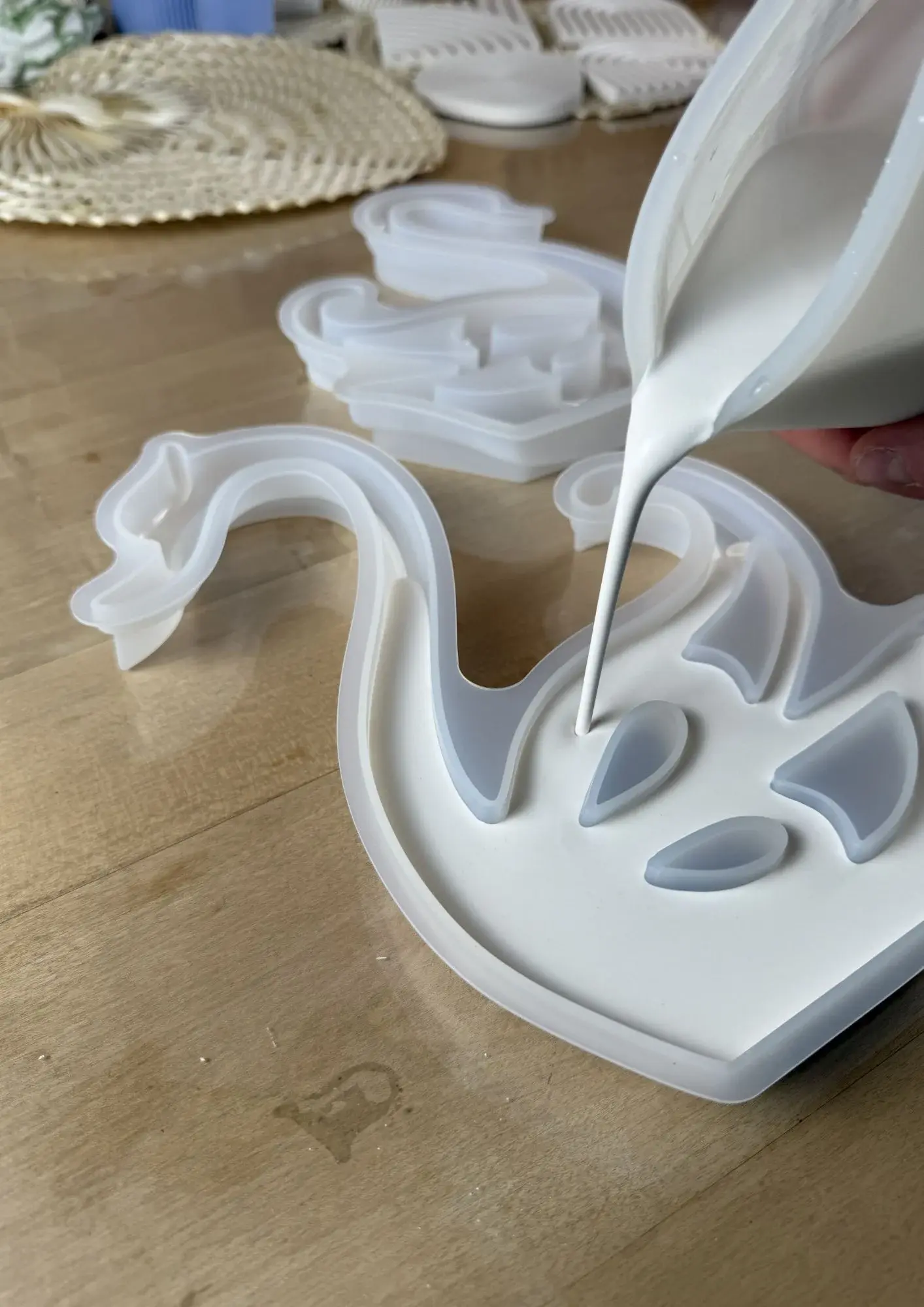 Gießmasse in Schwan-Silikonform gießen und entformen – blasenfreies Gießpulver in Aktion.
