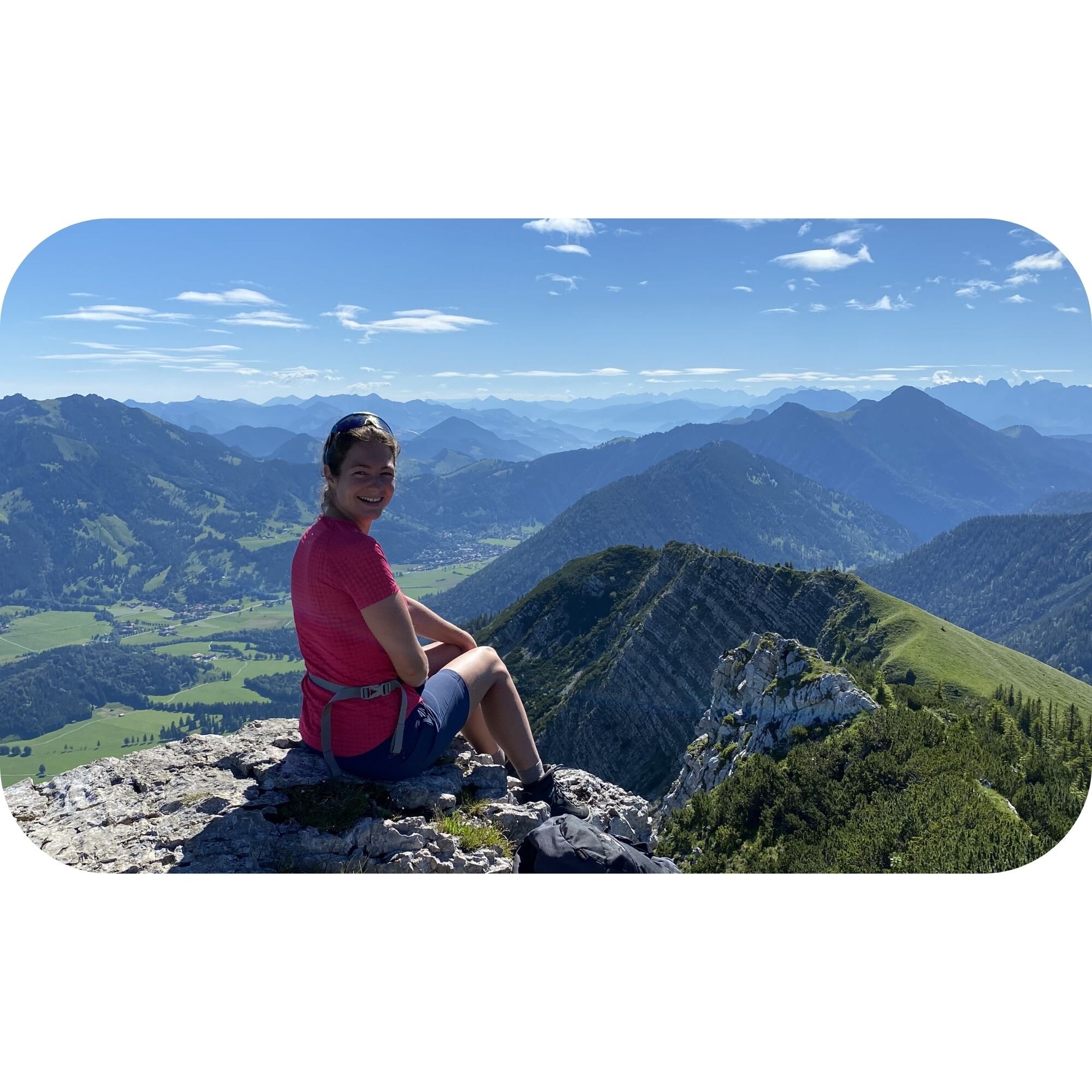 Thekla Omeni, Gründerin von KERANO, auf einem Berggipfel in Bayern – persönlich, nahbar, leidenschaftlich
